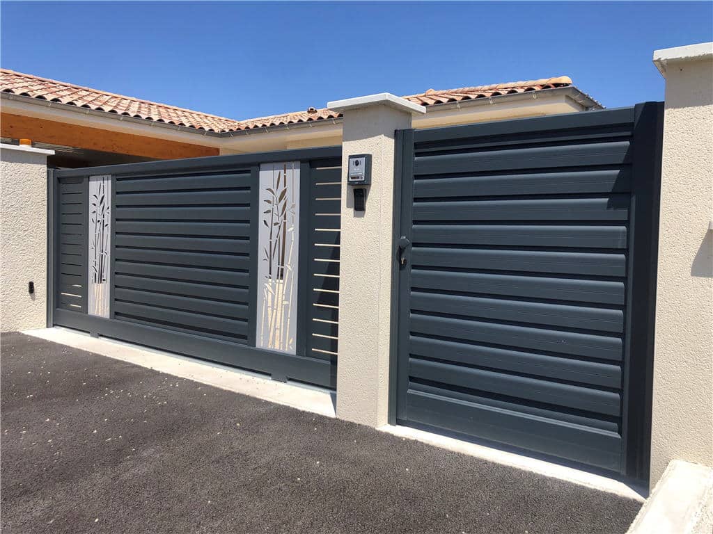 Portail Création CETAL avec décor BAMBOU - ROVALTAIN MENUISERIES (26)