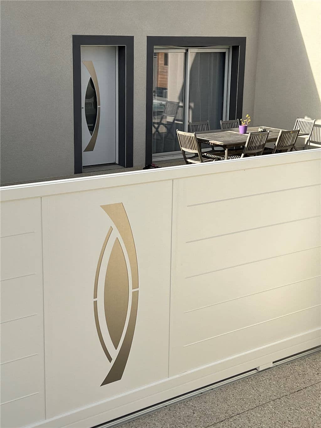 Portail Création CETAL avec décor Porte d'entrée - ROVALTAIN MENUISERIES (26)