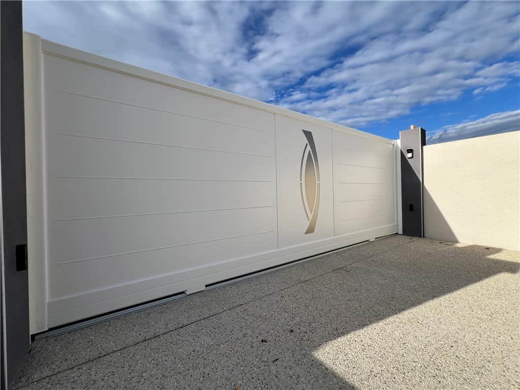 Portail Création CETAL avec décor Porte d'entrée - ROVALTAIN MENUISERIES (26)