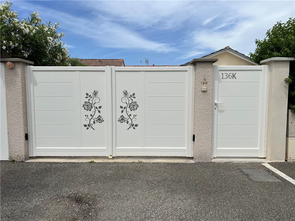 Portail Création CETAL avec décor ROSE - ROVALTAIN MENUISERIES (26)