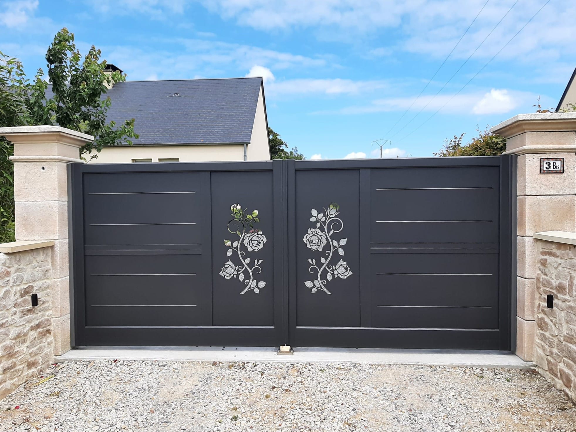 Portail aluminium proche de Valognes - MIROITERIE DU COTENTIN - 50