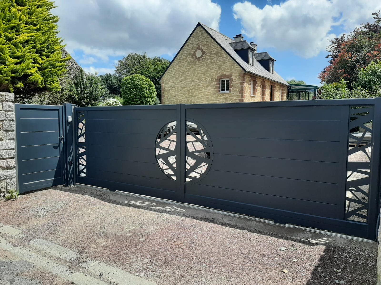 Portail coulissant et clôture en aluminium proche de Cherbourg - Portail aluminium proche de Valognes - MIROITERIE DU COTENTIN - 50