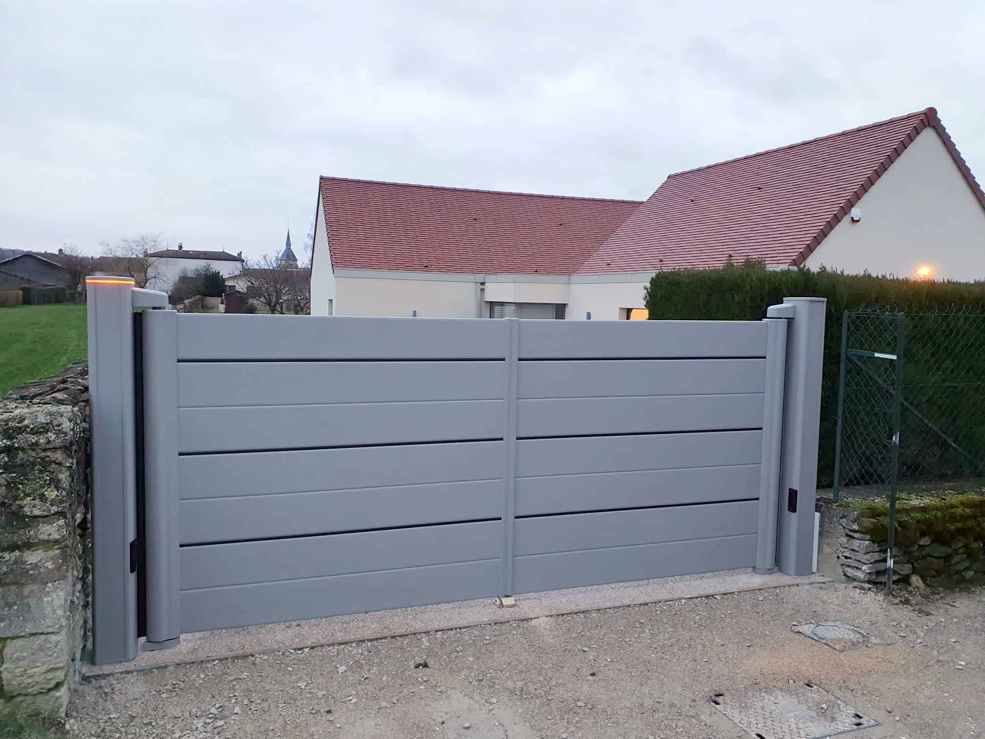 nouveau portail MÉGA C battant en aluminium CETAL, avec motorisation intégrée INVISIO Somfy - Gironde