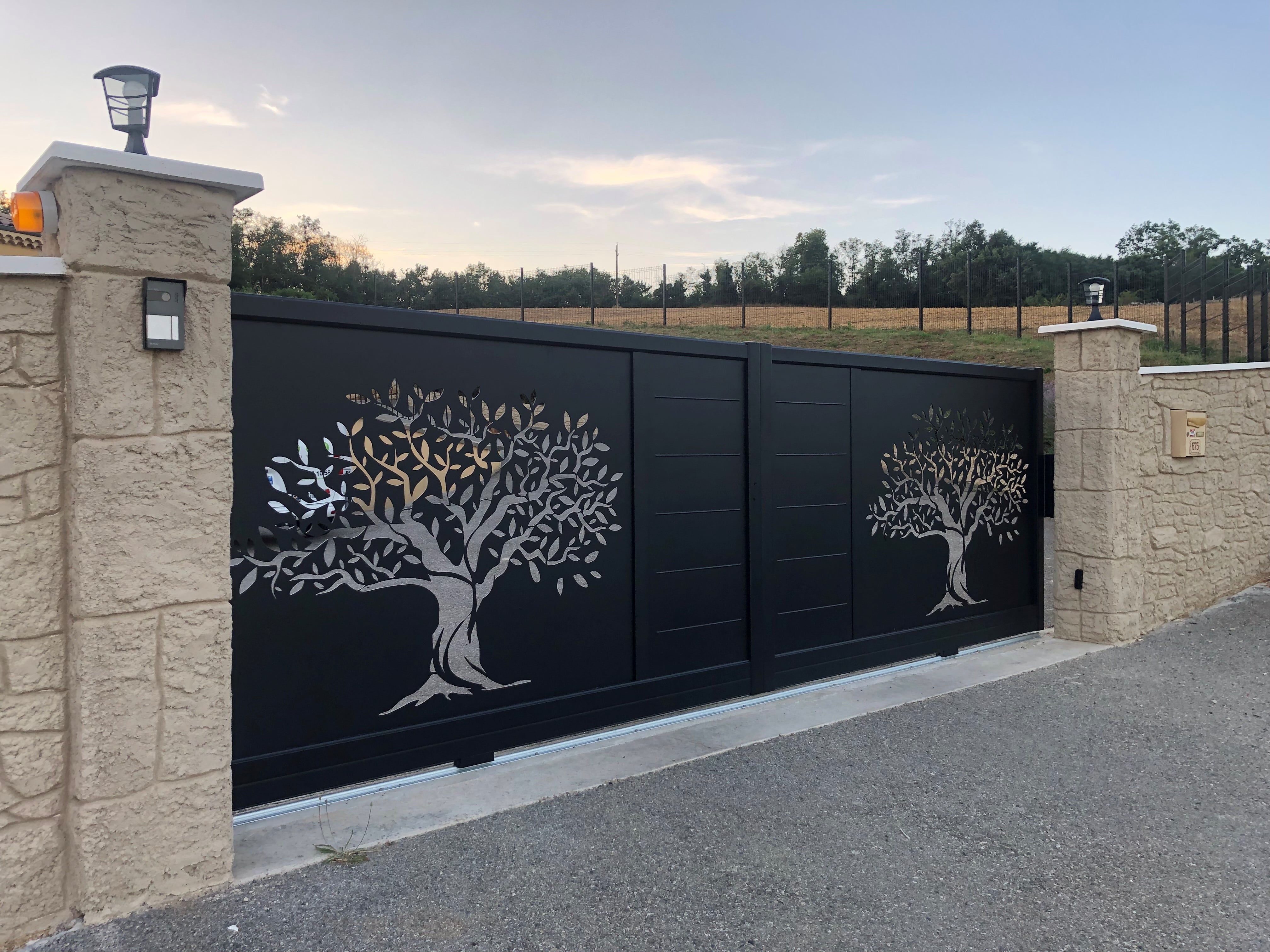 portail Création avec ARBRE DE VIE CETAL - ROVALTAIN MENUISERIES - 26 - 26750 SAINT PAUL LES ROMANS