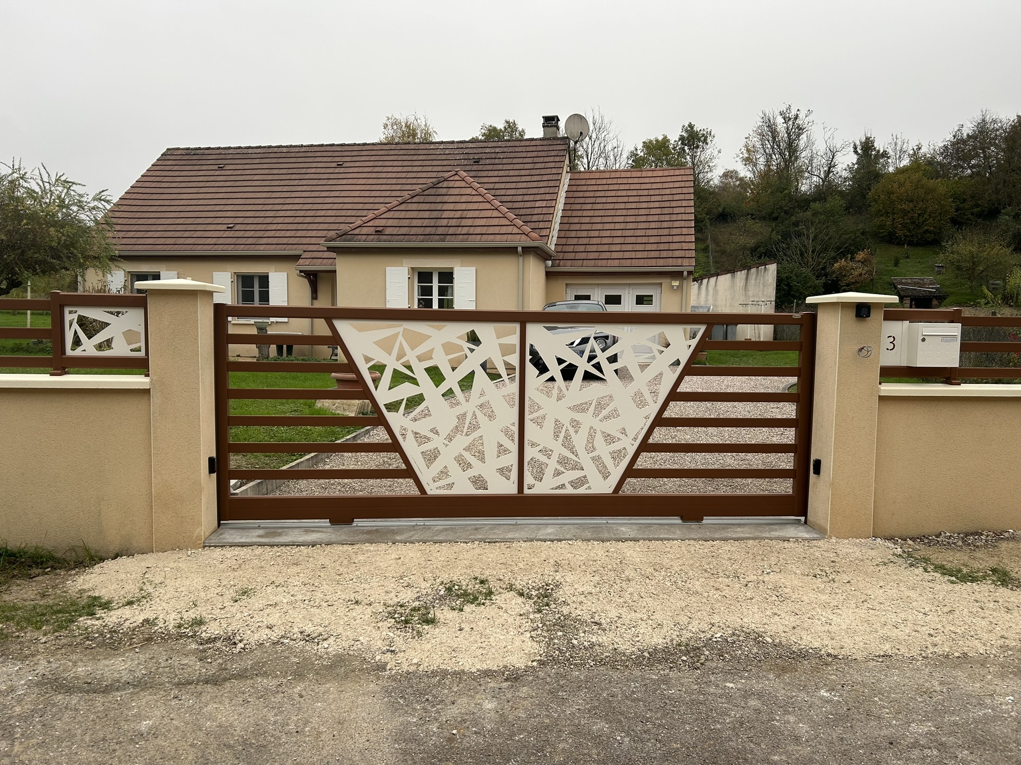 Vente et pose de portails et clôtures CETAL - EUROHABITAT - 89100 SENS (1)