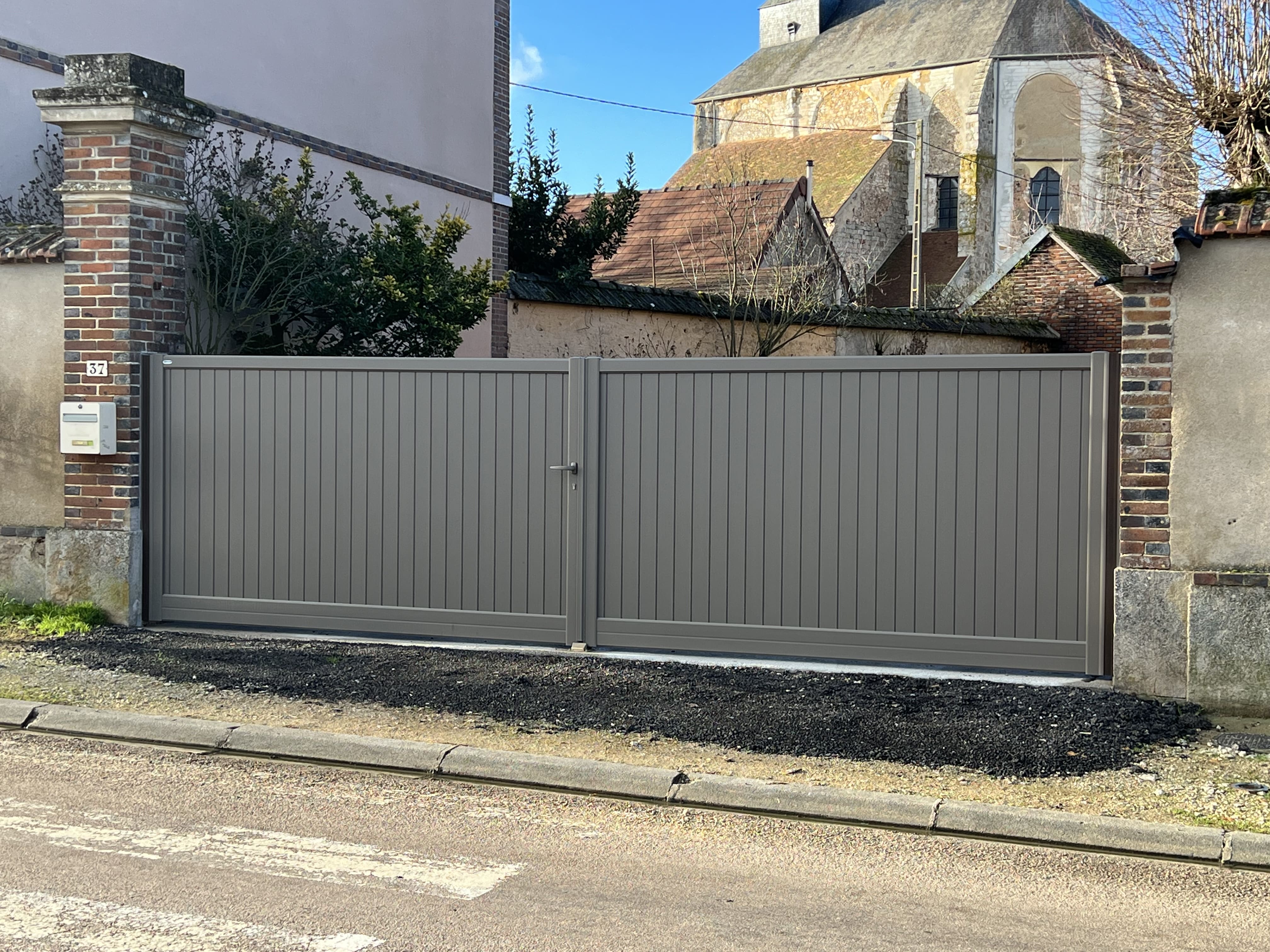 Vente et pose de portail aluminium sur-mesure  CETAL à AUXERRE - SENS