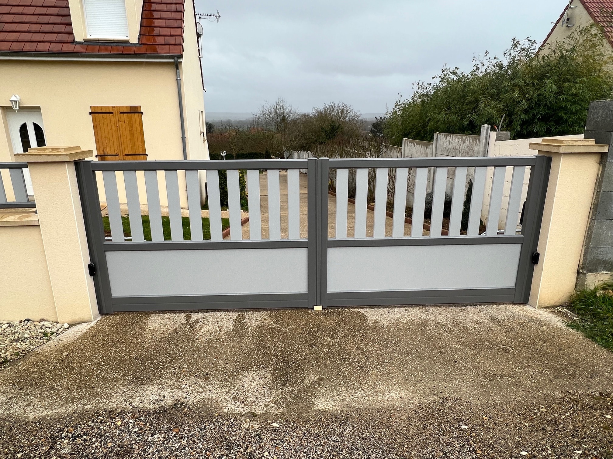 Vente et pose de portail aluminium semi-ajouré CETAL à AUXERRE - SENS