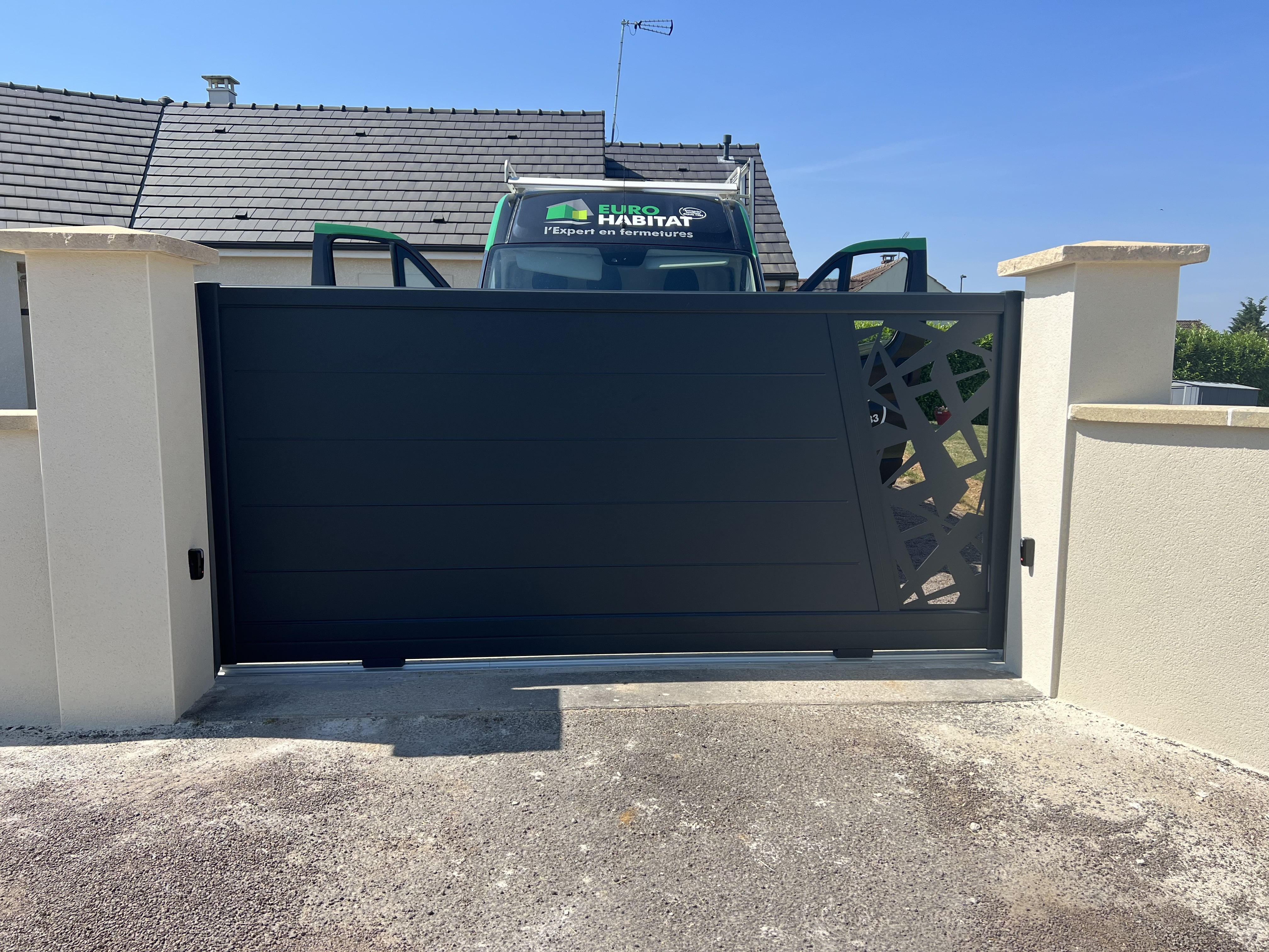 Vente et pose de portail coulissant Design aluminium semi-ajouré CETAL à AUXERRE - SENS