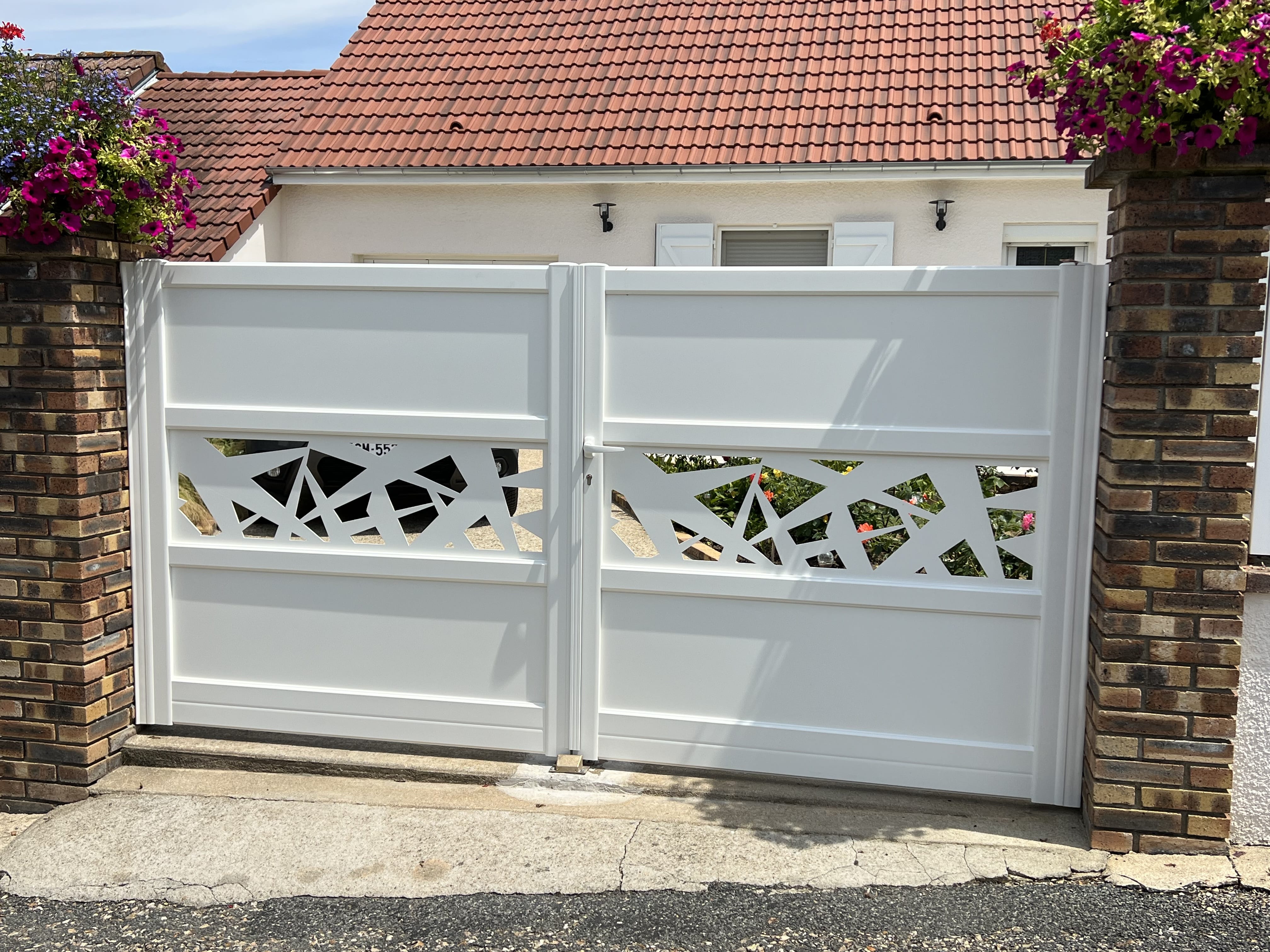 Vente et pose de portail battant Design aluminium semi-ajouré CETAL à AUXERRE - SENS