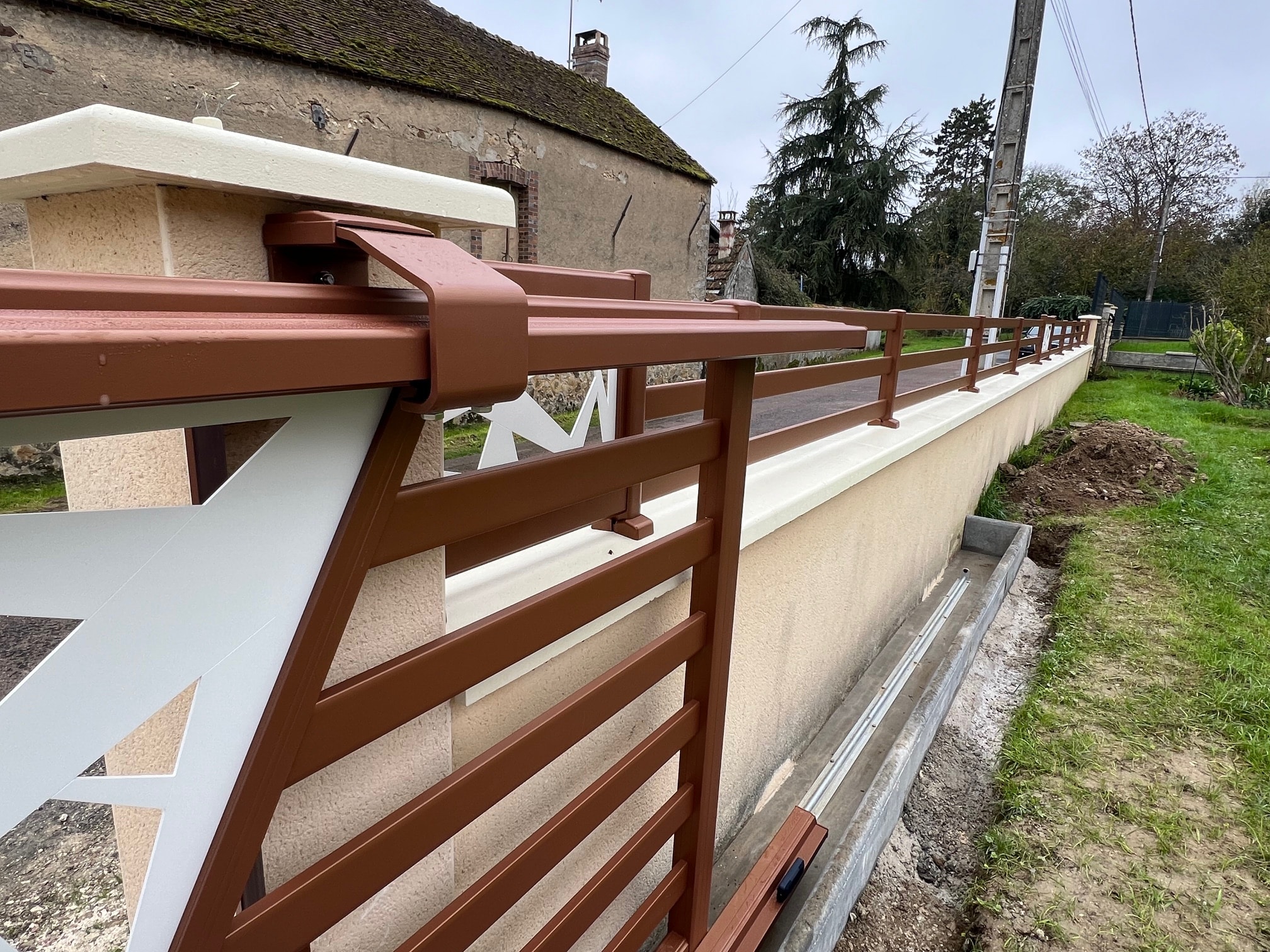 Vente et pose de portail coulissant et clôture moderne aluminium ajourés CETAL à AUXERRE - SENS