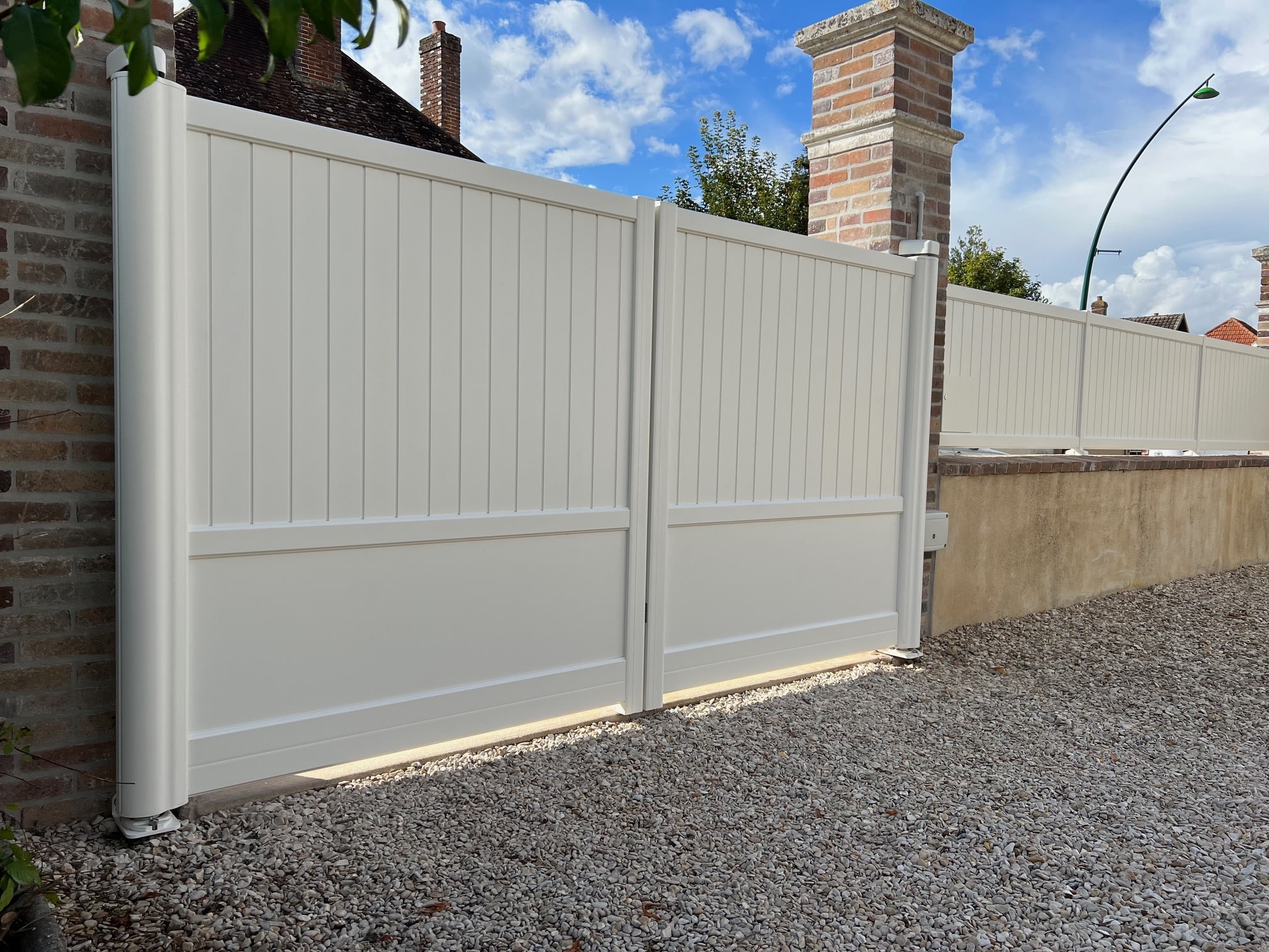 Vente et pose de portail aluminium CETAL avec motorisation INVISIO SOMFY à AUXERRE - SENS