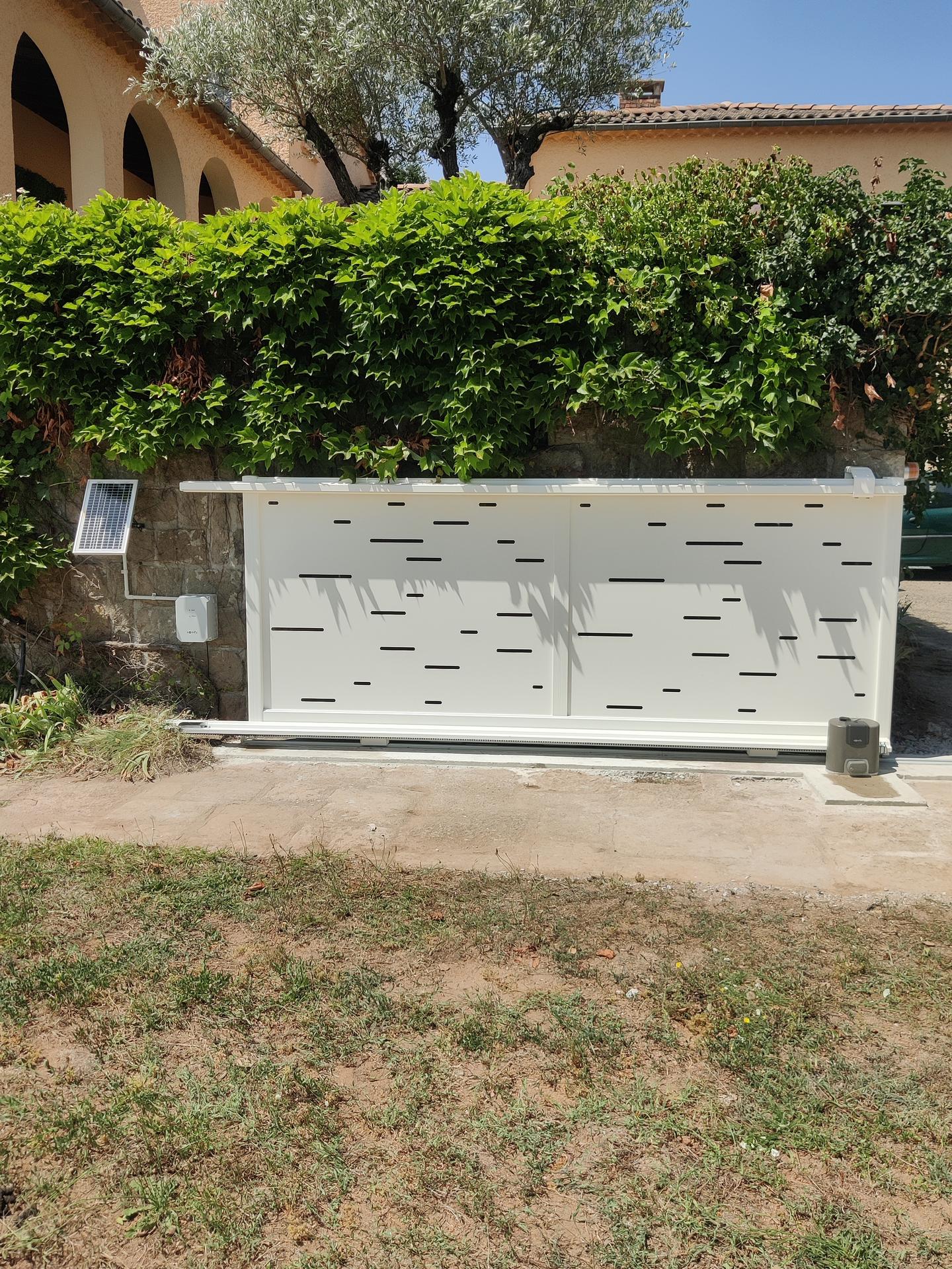 Portail alu coulissant Tendance Création Boite à musique CETAL - 3F FENETRES ET FERMETURES DE FRANCE