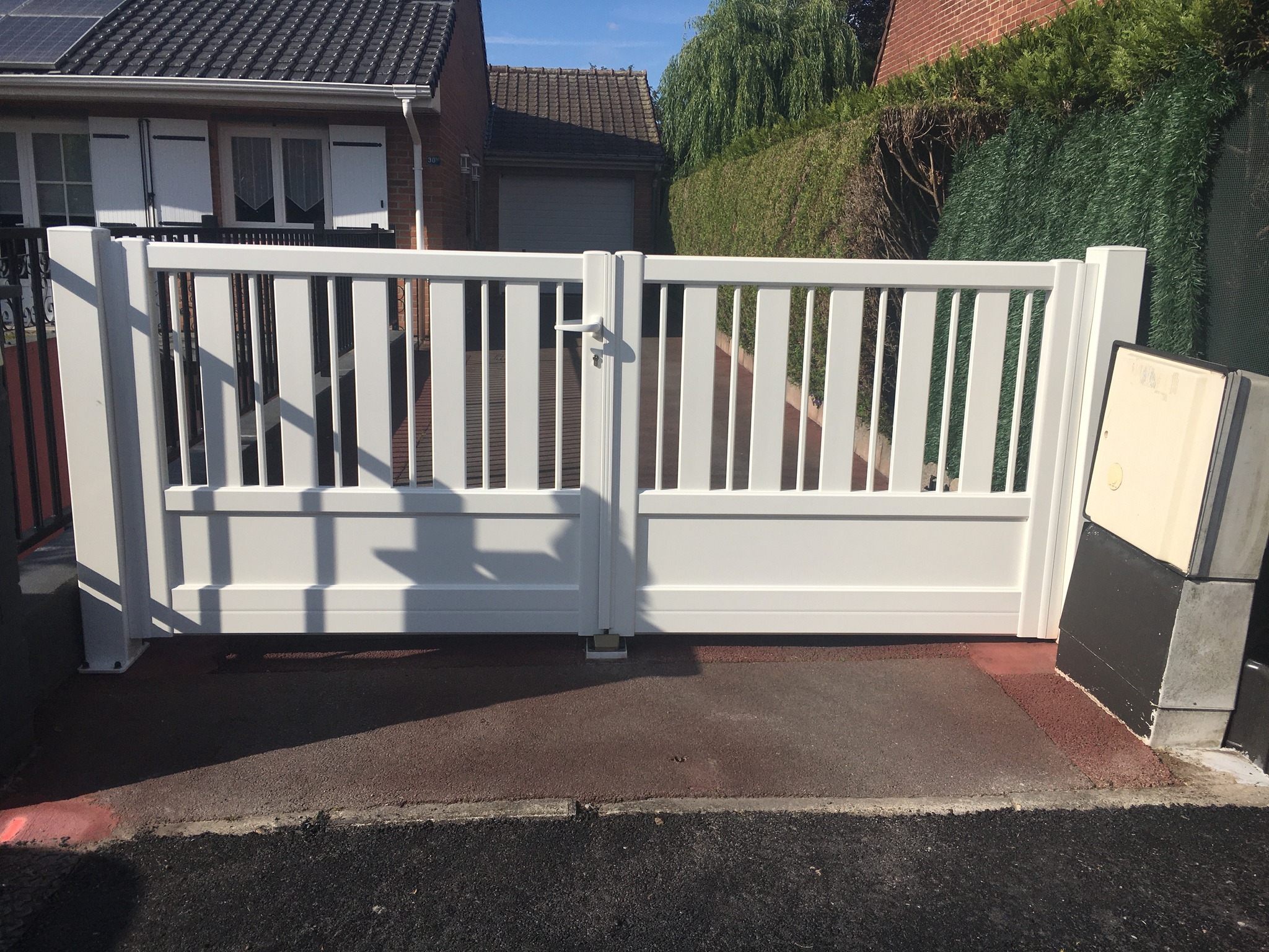 Portail battant en aluminium CETAL - RAL 9010 - Saturne - Buquet-Pastant - 59 - 07