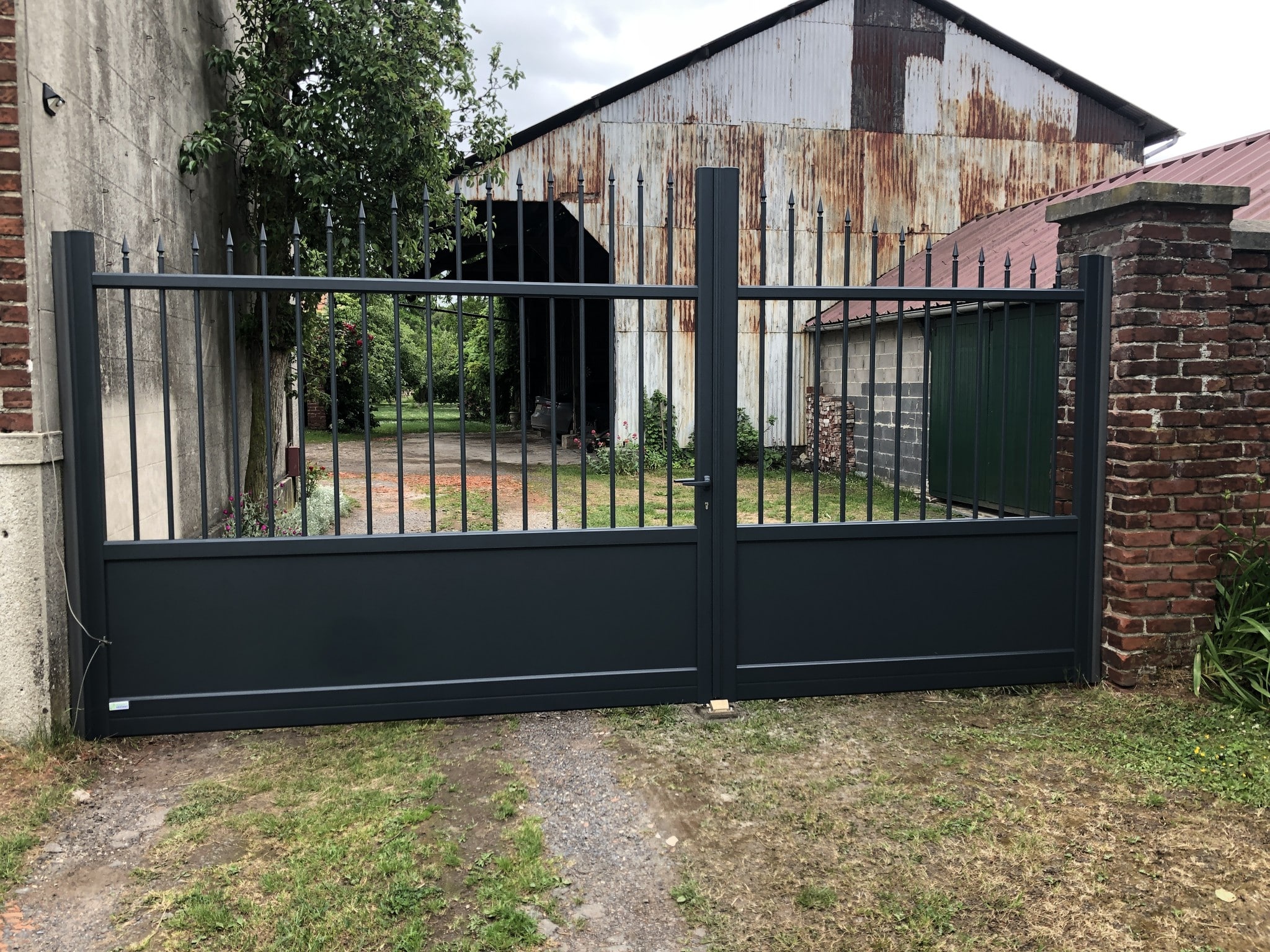 Portail battant manuel en aluminium Pleiade Cetal - gris anthracite RAL 7016 - Buquet-Pastant - 59 - 08