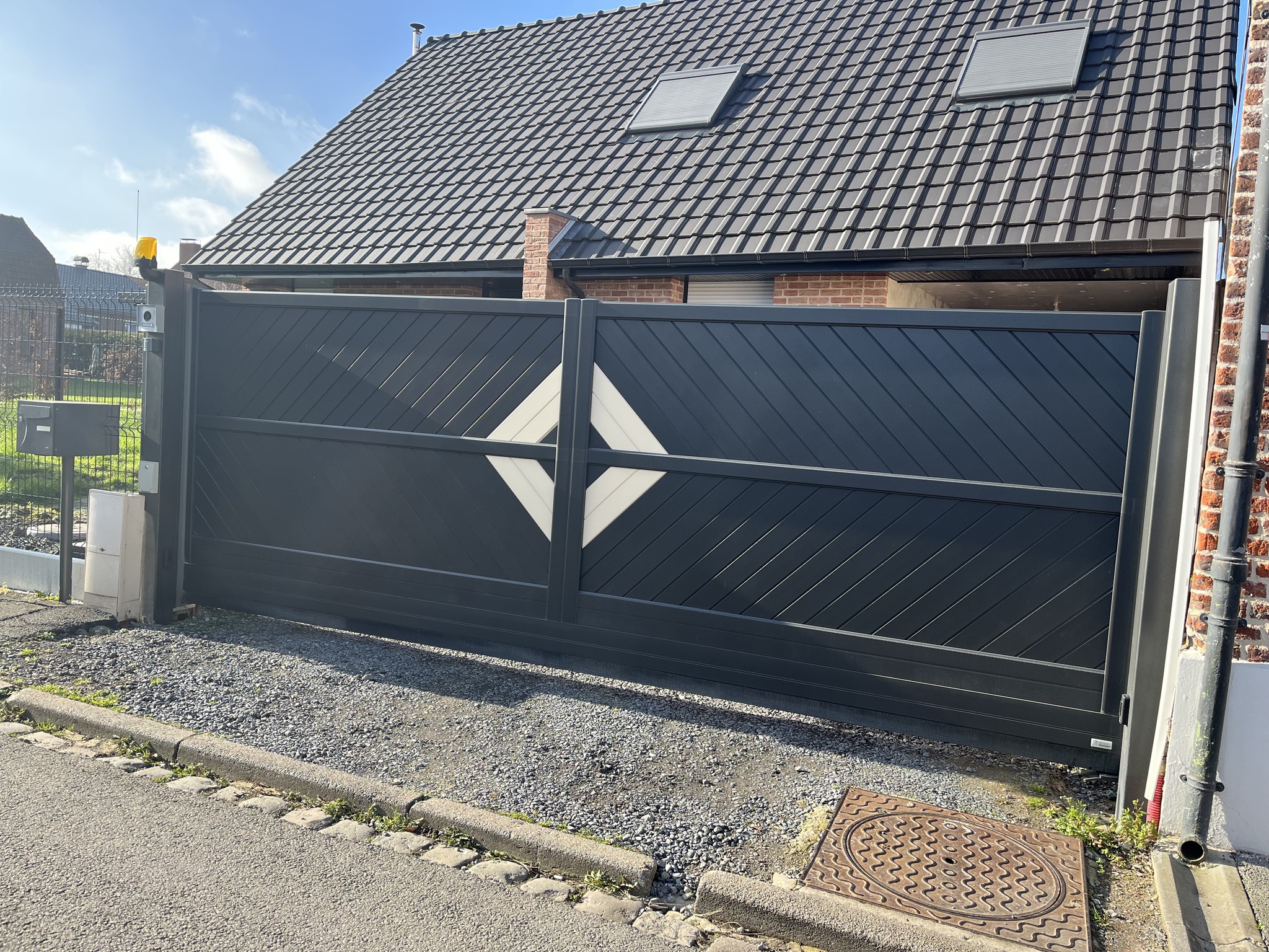 Portail coulissant autoporté en aluminium Cetal - Mercure - noir RAL 9005 et blanc - Buquet-Pastant - 59 - 09