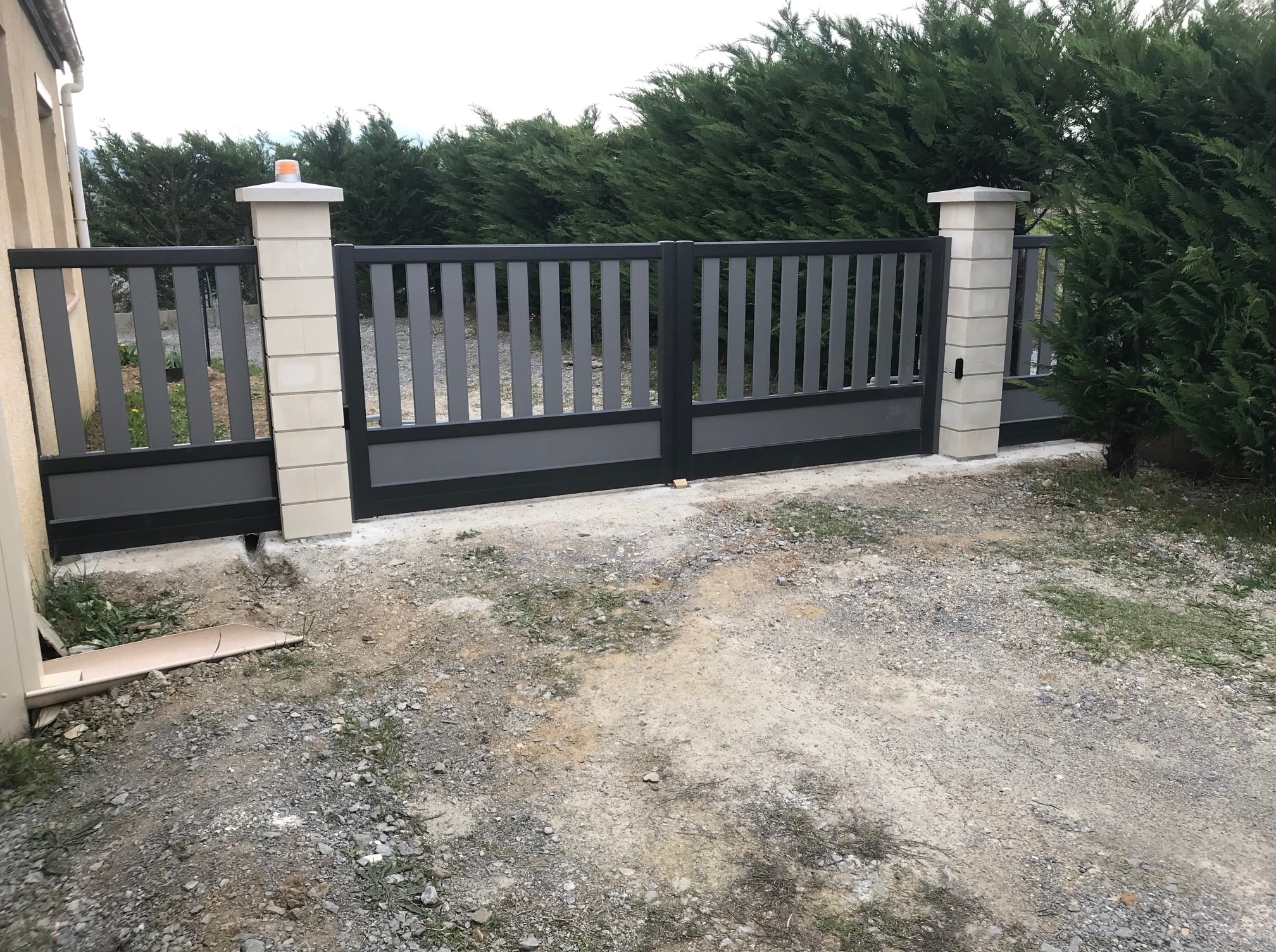 Portail et portillon alu battant Pégase Bicolor CETAL - 3F FENETRES ET FERMETURES DE FRANCE