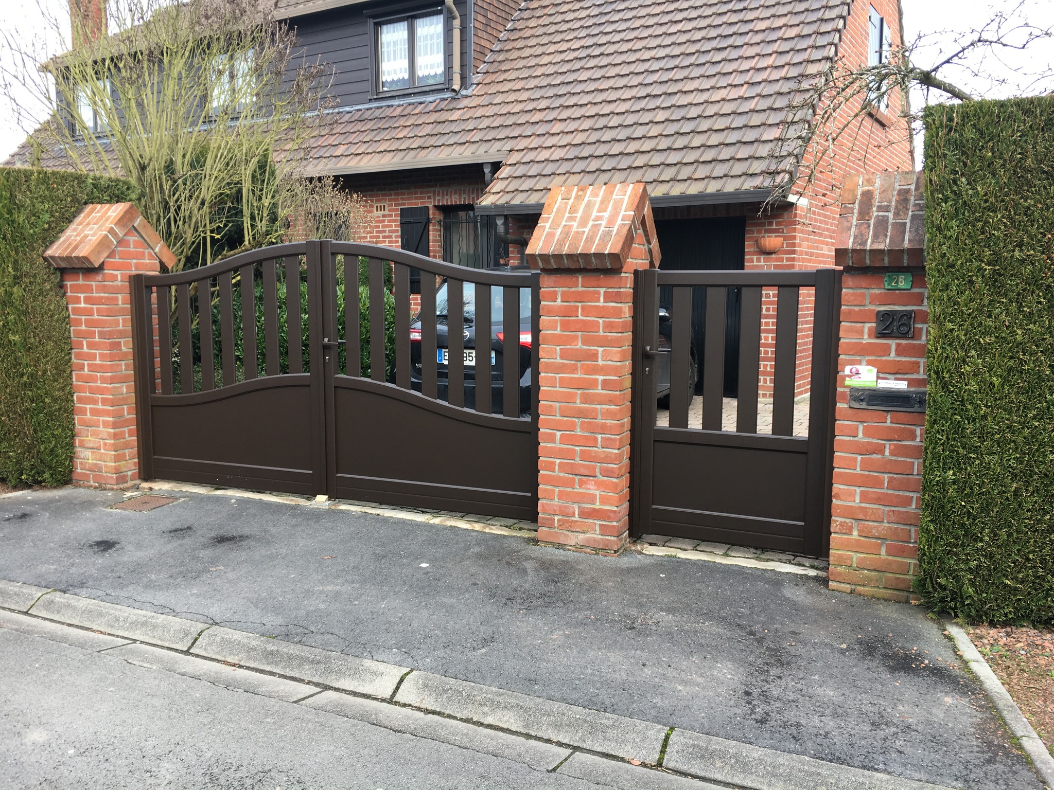 Portail et portillon en aluminium Cetal - Marron RAL 8014 - Pegase - Buquet-Pastant - 59 - 05