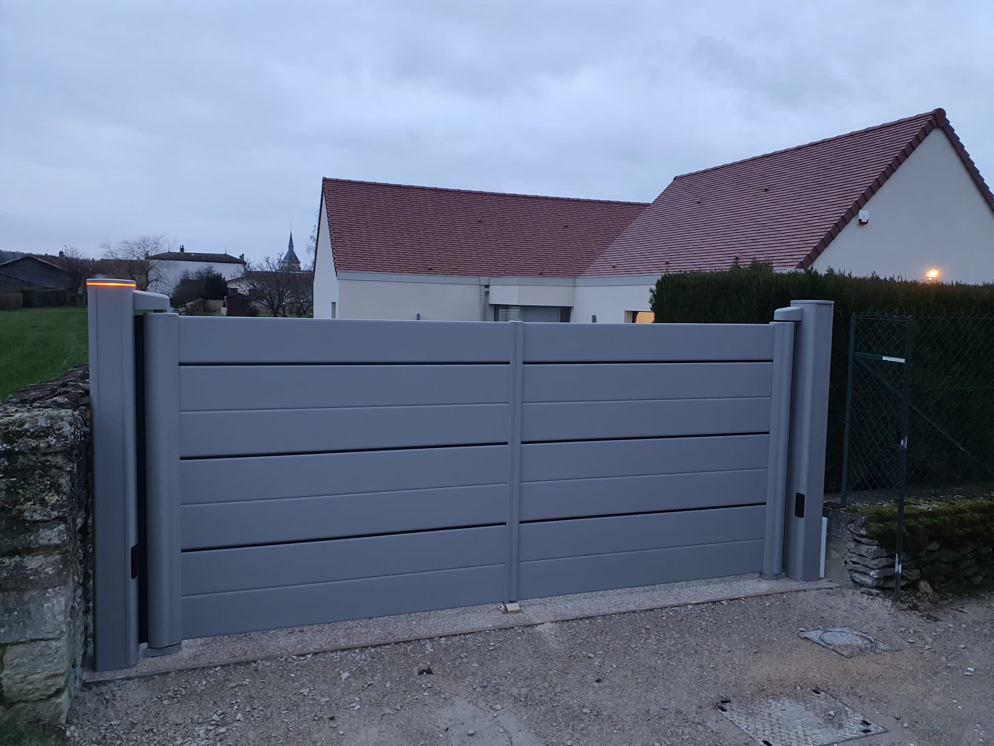 portail MÉGA C battant aluminium CETAL - motorisation intégrée INVISIO liserés noirs (2)